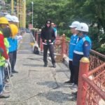 FOTO 14 Maret_Pembenahan lampu Penerangan Jalan Umum (PJU) yang rusa di berbagai titik strategis Kota Padang. (dok. padangkota