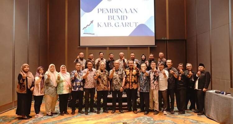 FOTO 14 Maret_Pengarahan strategis dalam agenda Pembinaan Direksi dan Dewan Pengawas-Komisaris Badan Usaha Milik Daerah (BUMD) di lingkungan Pemkab Garut. jabarprov