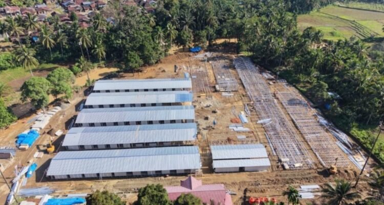 FOTO 15 Jan_Pembangunan hunian sementara (huntara) di Desa Simarpinggan, Kecamatan Angkola Selatan, Kabupaten Tapanuli Selatan, Provinsi Sumatra Utara.