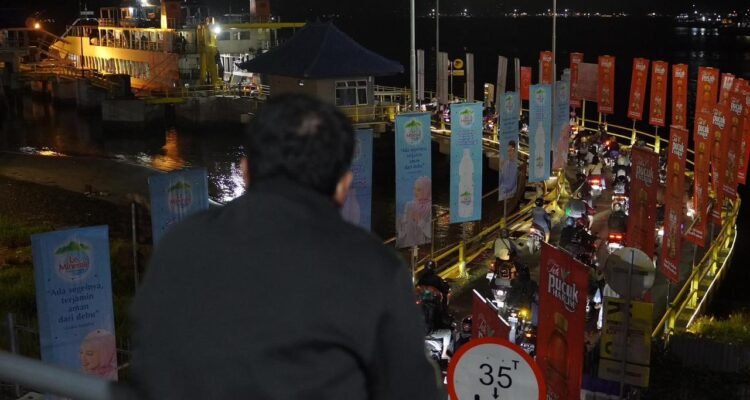 FOTO 16 Maret_Kepadatan kendaraan yang terjadi di jalur menuju Pelabuhan Penyeberangan Gilimanuk saat mudik Lebaran 2026. dok. kemenhub