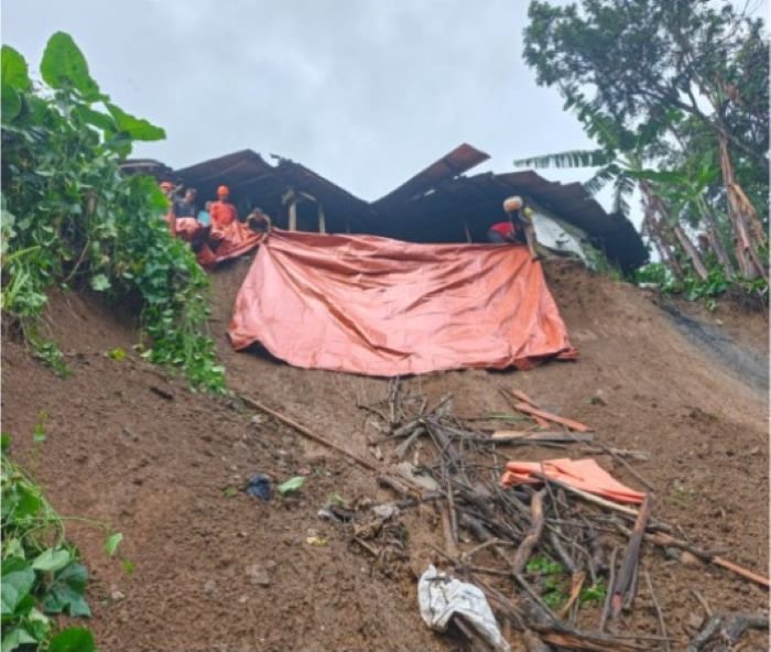 FOTO 16 Maret_Kondisi tanah longsor melanda wilayah Kabupaten Blitar, Provinsi Jawa Timur. dok. bpbdkabupatenbrlitar)