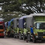 FOTO 18 Maret_Sejumlah kendaraan jenis truk tengah parkir di pinggir jalan. (dok. hubdatkemenhub)