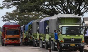 FOTO 18 Maret_Sejumlah kendaraan jenis truk tengah parkir di pinggir jalan. (dok. hubdatkemenhub)
