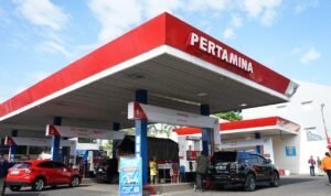 FOTO 19 Maret_Aktivitas petugas SPBU Pertamina. (dok. pertamina.com)