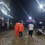 FOTO 19 Maret_Hujan dengan intensitas tinggi mengakibatkan banjir yang menggenangi rumah dan akses jalan warga di Kab Gresik