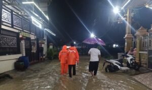FOTO 19 Maret_Hujan dengan intensitas tinggi mengakibatkan banjir yang menggenangi rumah dan akses jalan warga di Kab Gresik
