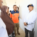 FOTO 19 Maret_Ketua Satuan Tugas (Kasatgas) Percepatan Rehabilitasi dan Rekonstruksi (PRR) Pascabencana Muhammad Tito Karnavian saat meninjau huntara.