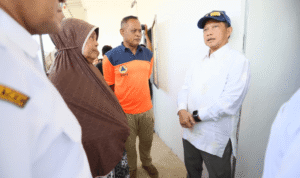 FOTO 19 Maret_Ketua Satuan Tugas (Kasatgas) Percepatan Rehabilitasi dan Rekonstruksi (PRR) Pascabencana Muhammad Tito Karnavian saat meninjau huntara.