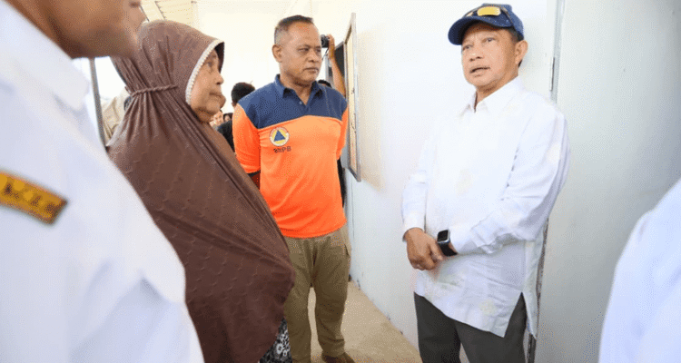 FOTO 19 Maret_Ketua Satuan Tugas (Kasatgas) Percepatan Rehabilitasi dan Rekonstruksi (PRR) Pascabencana Muhammad Tito Karnavian saat meninjau huntara.