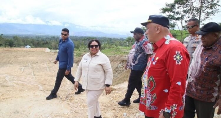 FOTO 2 Maret_Wakil Menteri Dalam Negeri (Wamendagri) Ribka Haluk saat cek pembangunan Kawasan Pusat Pemerintahan (KPP) Prov Papua Pegunungan.