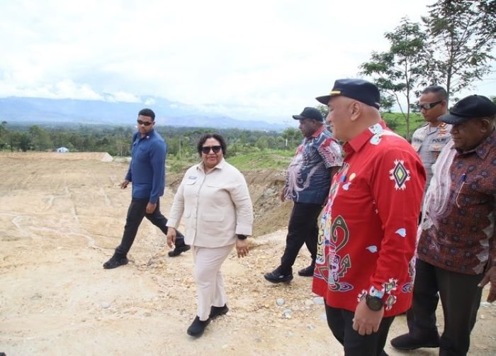 FOTO 2 Maret_Wakil Menteri Dalam Negeri (Wamendagri) Ribka Haluk saat cek pembangunan Kawasan Pusat Pemerintahan (KPP) Prov Papua Pegunungan.