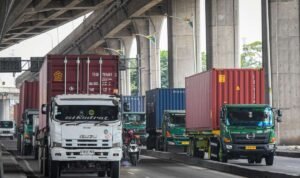 FOTO 21 Maret_Angkutan truk melintas di jalan dalam kota. (dok. hubdatkemenhub)