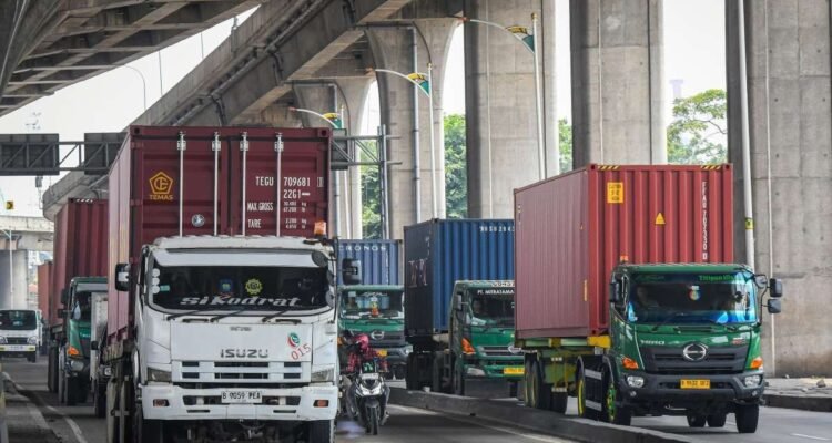 FOTO 21 Maret_Angkutan truk melintas di jalan dalam kota. (dok. hubdatkemenhub)