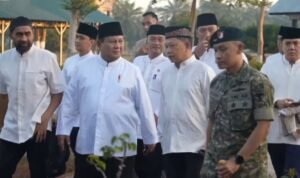 FOTO 21 Maret_Presiden Prabowo Subianto Salat Id di Aceh dengan didampingi oleh Gubernur Aceh Muzakir Manaf dan Menteri Luar Negeri Sugiono. setpres