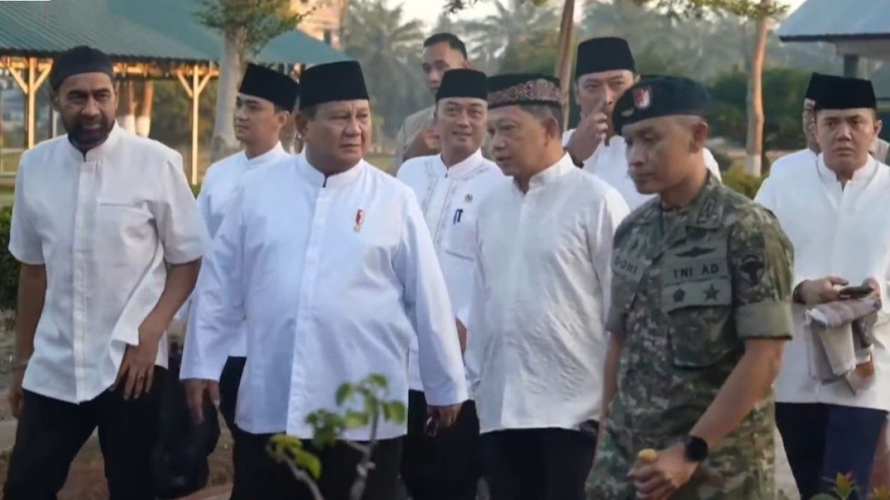FOTO 21 Maret_Presiden Prabowo Subianto Salat Id di Aceh dengan didampingi oleh Gubernur Aceh Muzakir Manaf dan Menteri Luar Negeri Sugiono. setpres