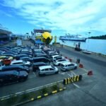 FOTO 22 Maret_Antrian kendaraan menunggu giliran untuk naik kapal di pelabuhan. dok. kemenhub