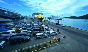 FOTO 22 Maret_Antrian kendaraan menunggu giliran untuk naik kapal di pelabuhan. dok. kemenhub