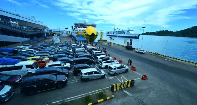 FOTO 22 Maret_Antrian kendaraan menunggu giliran untuk naik kapal di pelabuhan. dok. kemenhub