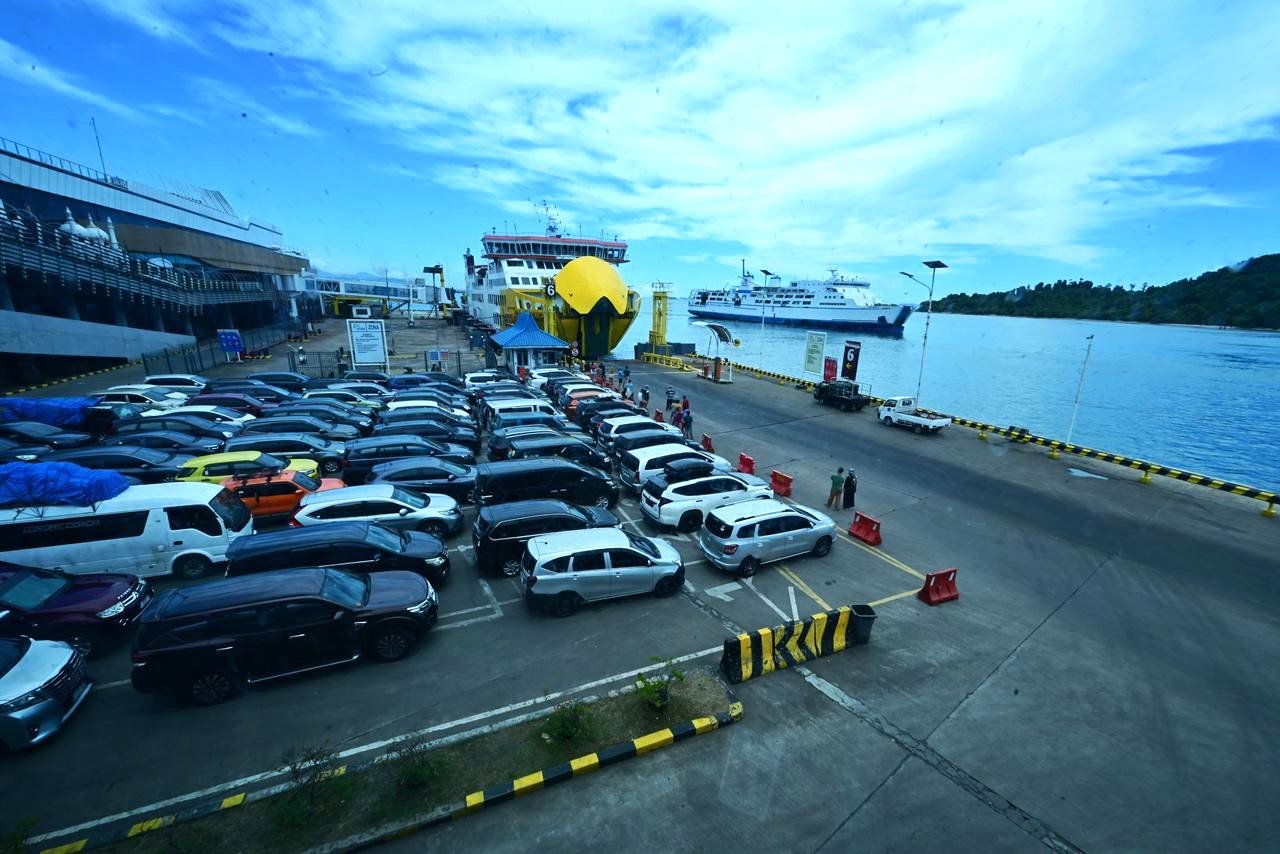 FOTO 22 Maret_Antrian kendaraan menunggu giliran untuk naik kapal di pelabuhan. dok. kemenhub