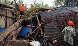 FOTO 22 Maret_Kerusakan rumah warga akibat cuaca ekstrem yang terjadi di Kabupaten Canjir, Jawa Barat. bpbd