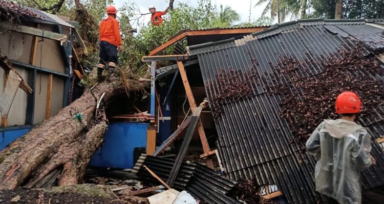 FOTO 22 Maret_Kerusakan rumah warga akibat cuaca ekstrem yang terjadi di Kabupaten Canjir, Jawa Barat. bpbd