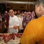 FOTO 22 Maret_Menteri Perdagangan Budi Santoso meninjau penjualan daging sapi segar di pasar tradisional. dok. kemendag