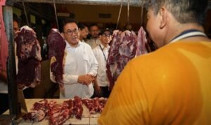 FOTO 22 Maret_Menteri Perdagangan Budi Santoso meninjau penjualan daging sapi segar di pasar tradisional. dok. kemendag