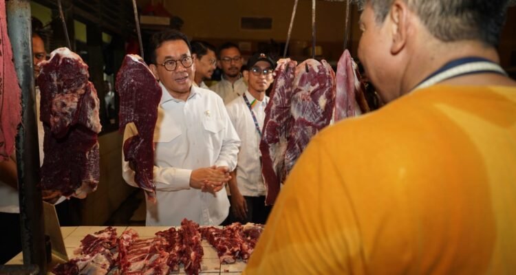 FOTO 22 Maret_Menteri Perdagangan Budi Santoso meninjau penjualan daging sapi segar di pasar tradisional. dok. kemendag