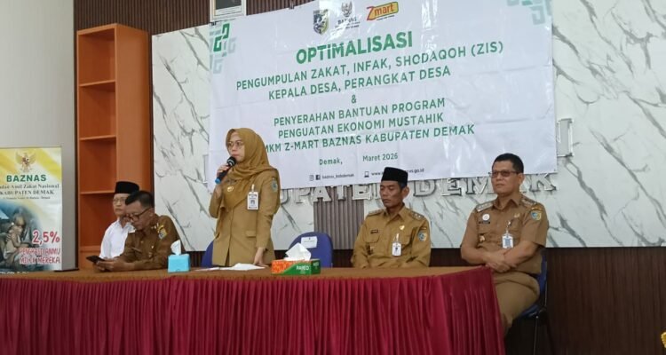 FOTO 22 Maret_Pemerintah Kabupaten Demak bersama Badan Amil Zakat Nasional (Baznas) setempat menyerahkan bantuan program Z-Mart. jateng