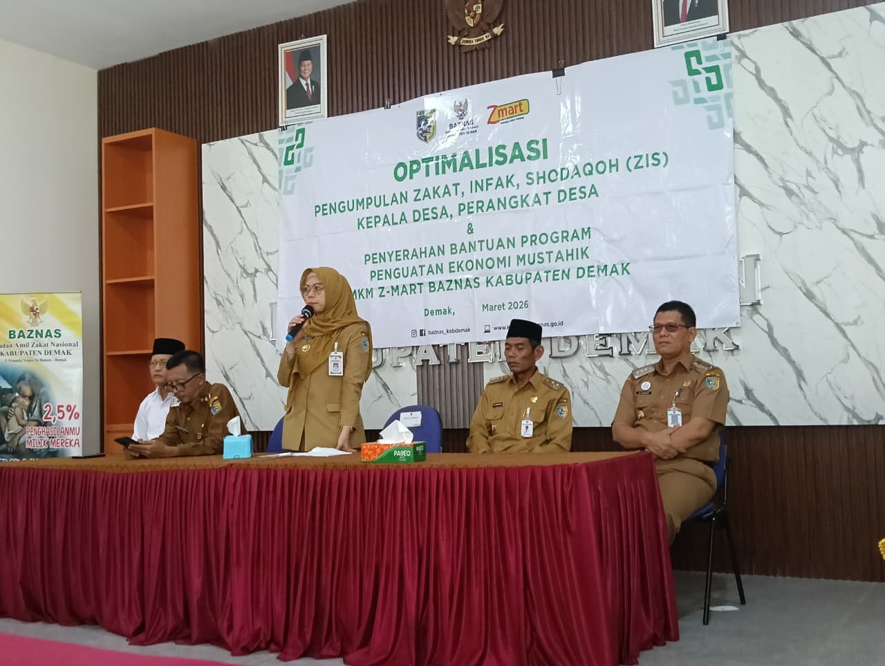 FOTO 22 Maret_Pemerintah Kabupaten Demak bersama Badan Amil Zakat Nasional (Baznas) setempat menyerahkan bantuan program Z-Mart. jateng