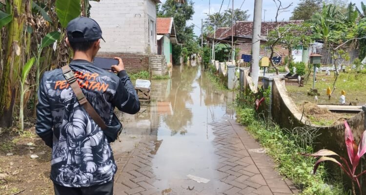 FOTO 23 Maret_Banjir menggenangi Desa Rujak Gadung, Kelurahan Karangketug dan Desa Karang Asem, Kota Pasuruan, Jawa Timur. bpbd