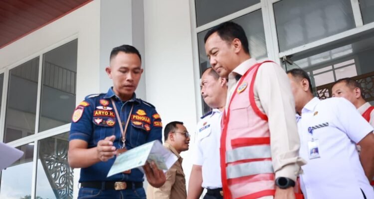 FOTO 24 Maret_Pemeriksaan dokumen keberangkatan Angkutan lebaran 2026. dok. hubdatkemenhub