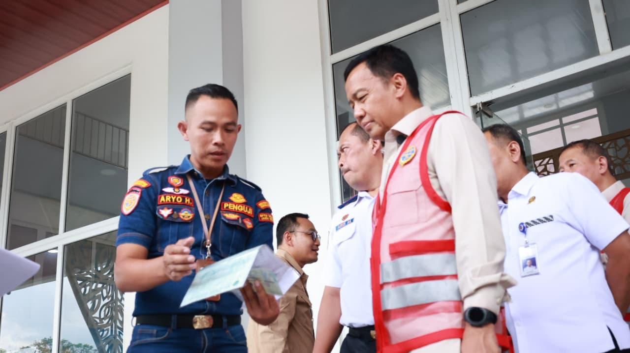 FOTO 24 Maret_Pemeriksaan dokumen keberangkatan Angkutan lebaran 2026. dok. hubdatkemenhub