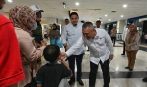 FOTO 25 Maret_Menteri Perhubungan Dudy Purwagandhi bersama dengan Sekretaris Kabinet Teddy Indra 1