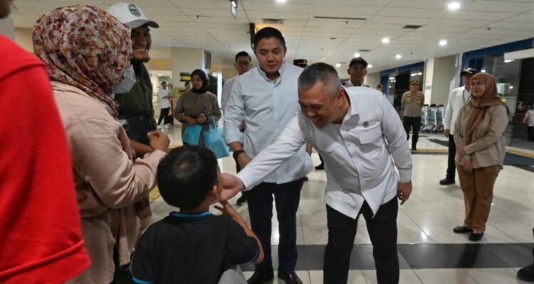 FOTO 25 Maret_Menteri Perhubungan Dudy Purwagandhi bersama dengan Sekretaris Kabinet Teddy Indra 1