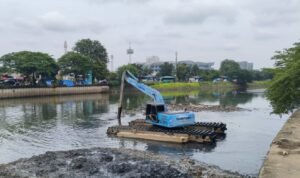 FOTO 26 Maret_Dinas Sumber Daya Air Provinsi Jakarta mempercepat pengerukan sungai sebagai antisipasi cuaca ekstrem. (dok. jakarta.go.id)