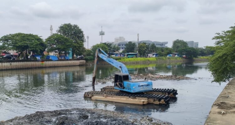 FOTO 26 Maret_Dinas Sumber Daya Air Provinsi Jakarta mempercepat pengerukan sungai sebagai antisipasi cuaca ekstrem. (dok. jakarta.go.id)