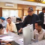 FOTO 26 Maret_Kunjungan Sekda Kota Denpasar I Gusti Ngurah Eddy Mulya ke salah satu titik layanan publik. denpasarkota.go.id
