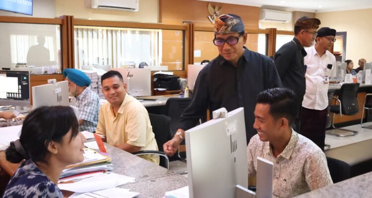 FOTO 26 Maret_Kunjungan Sekda Kota Denpasar I Gusti Ngurah Eddy Mulya ke salah satu titik layanan publik. denpasarkota.go.id