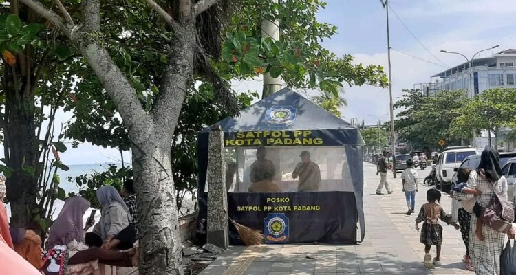 FOTO 26 Maret_Pengawasan Satuan Polisi Pamong Praja (Satpol PP) Kota Padang di kawasan wisata Pantai Padang. padang.go.id