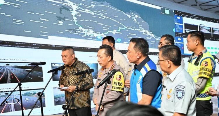 FOTO 26 Maret_Saat meninjau langsung kondisi arus balik melalui Jasa Marga Tollroad Command Center (JMTC) Jatiasih 2