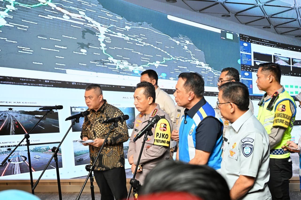 FOTO 26 Maret_Saat meninjau langsung kondisi arus balik melalui Jasa Marga Tollroad Command Center (JMTC) Jatiasih 2