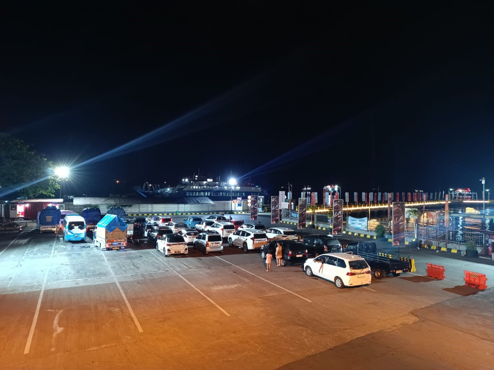 FOTO 26 Maret_Sejumlah kendaraan menunggu penyeberangan di pelabuhan. dok. hublakemenhub 1