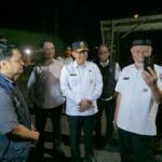 FOTO 27 Maret_Gubernur Sumatra Barat Mahyeldi meninjau operasional Base Transceiver Station (BTS) Telkomsel kawasan Sitinjau Lauik, Padang.