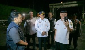 FOTO 27 Maret_Gubernur Sumatra Barat Mahyeldi meninjau operasional Base Transceiver Station (BTS) Telkomsel kawasan Sitinjau Lauik, Padang.