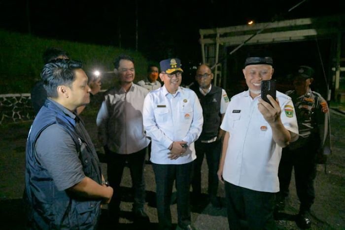 FOTO 27 Maret_Gubernur Sumatra Barat Mahyeldi meninjau operasional Base Transceiver Station (BTS) Telkomsel kawasan Sitinjau Lauik, Padang.