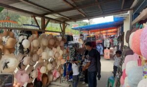 FOTO 27 Maret_Pelaku Usaha Menengah, Kecil dan Mikro (UMKM) di kawasan wisata Pantai Air Manis, Kota Padang, Sumatra Barat.