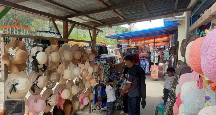 FOTO 27 Maret_Pelaku Usaha Menengah, Kecil dan Mikro (UMKM) di kawasan wisata Pantai Air Manis, Kota Padang, Sumatra Barat.