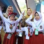 FOTO 28 Febr_Sejumlah anak sekolah bersama dengan para guru. (dok. jabarprov.go.id)