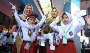 FOTO 28 Febr_Sejumlah anak sekolah bersama dengan para guru. (dok. jabarprov.go.id)